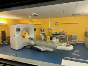 irm dans une piece blanche et jaune d'un hopital 